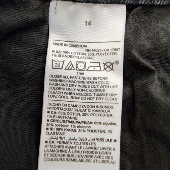 Old Navy Women's Shorts Size 14 Cuffed Mid-Rise Wow 3in Denim Jean Black Jack - Picture 5 of 6